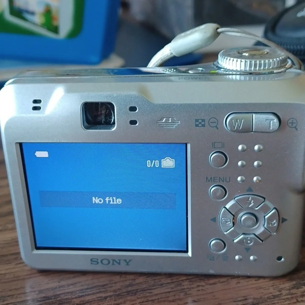 Sony Cyber-shot 4.1mp zoom carl zeiss digital camera with case